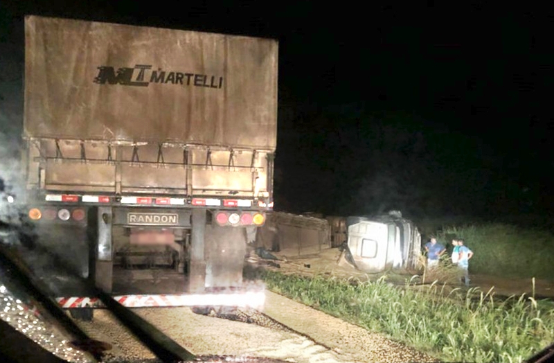 Acidente Colis O Envolvendo Tr S Carretas E Um Carro De Passeio Na Br