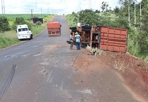 Carreta carregada de cavaco tomba na MT 249 em Nova Mutum 1 março de