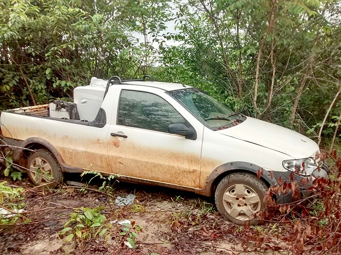 Policia Militar Recupera Carro Fiat Strada Branco Furtado Em Mata