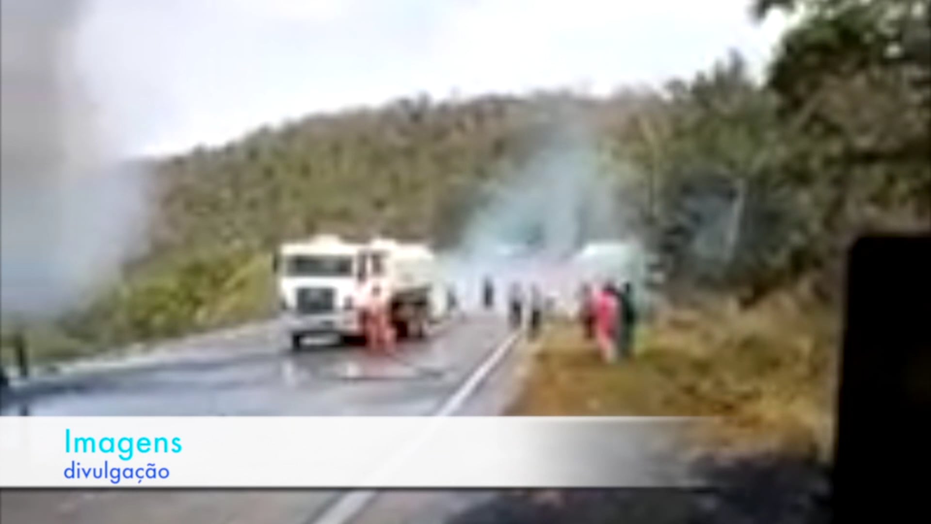 Carreta carregada tomba e pega fogo em rodovia em MT Só Notícias