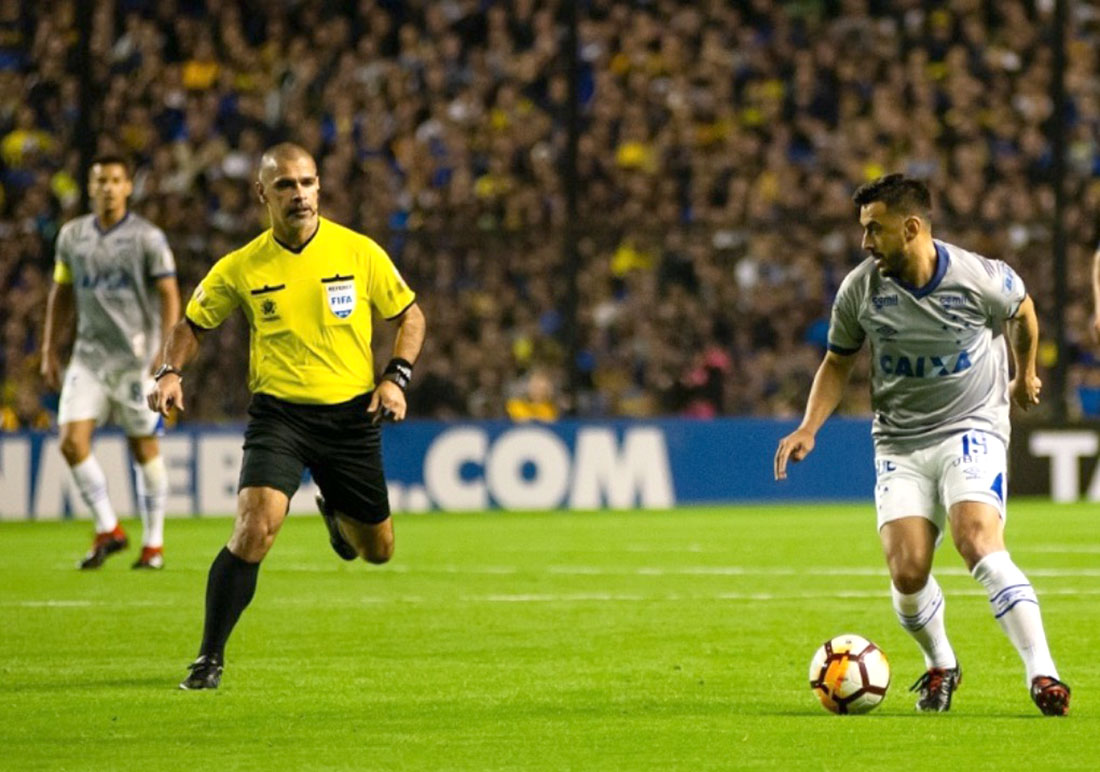 Muito Prejudicado Pela Arbitragem Cruzeiro Perde Para Boca Na