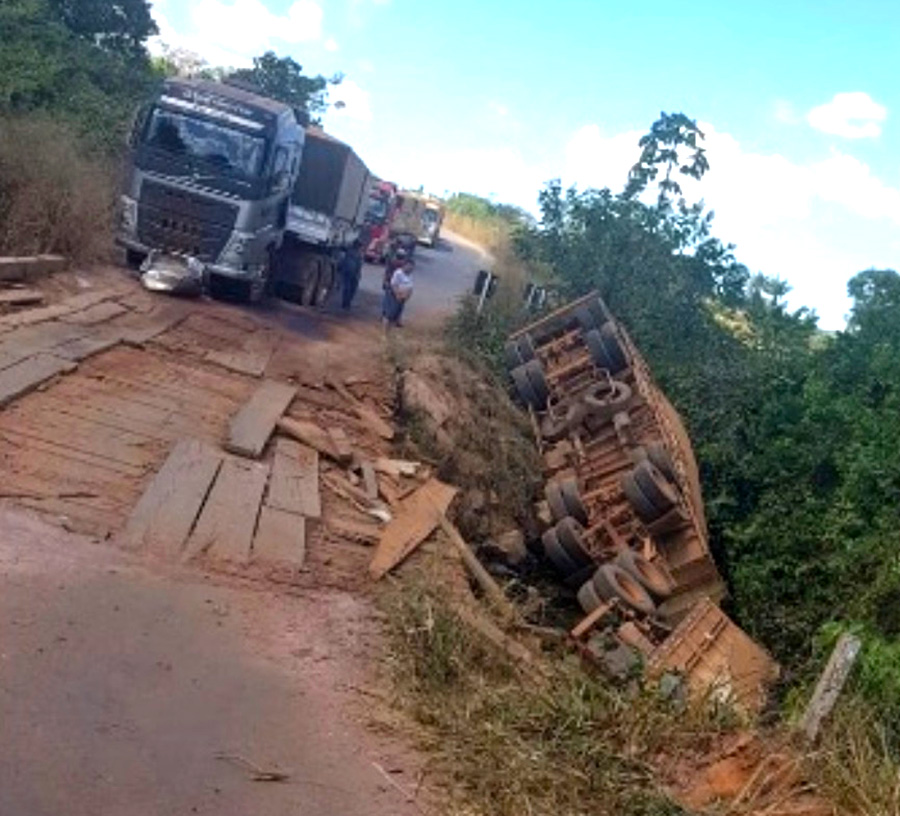 Carreta Cai Em Rio No Nort O Ao Tentar Passar Por Ponte De Madeira S