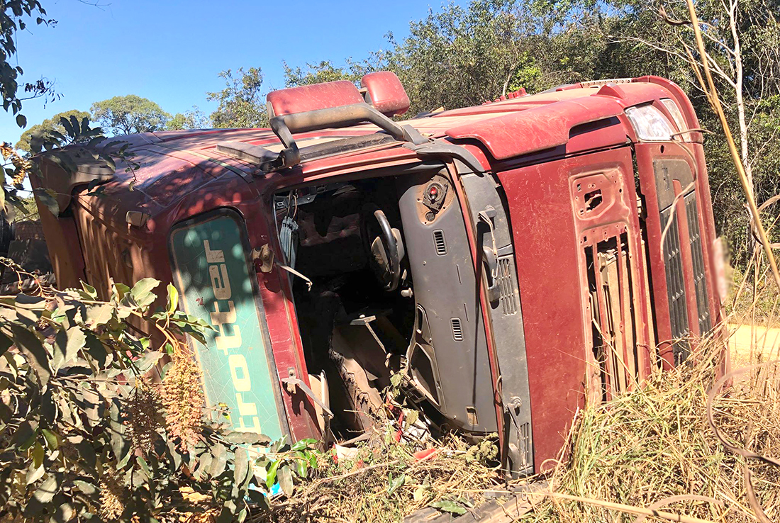 Carreta carregada milho tomba em rodovia em Mato Grosso Só Notícias