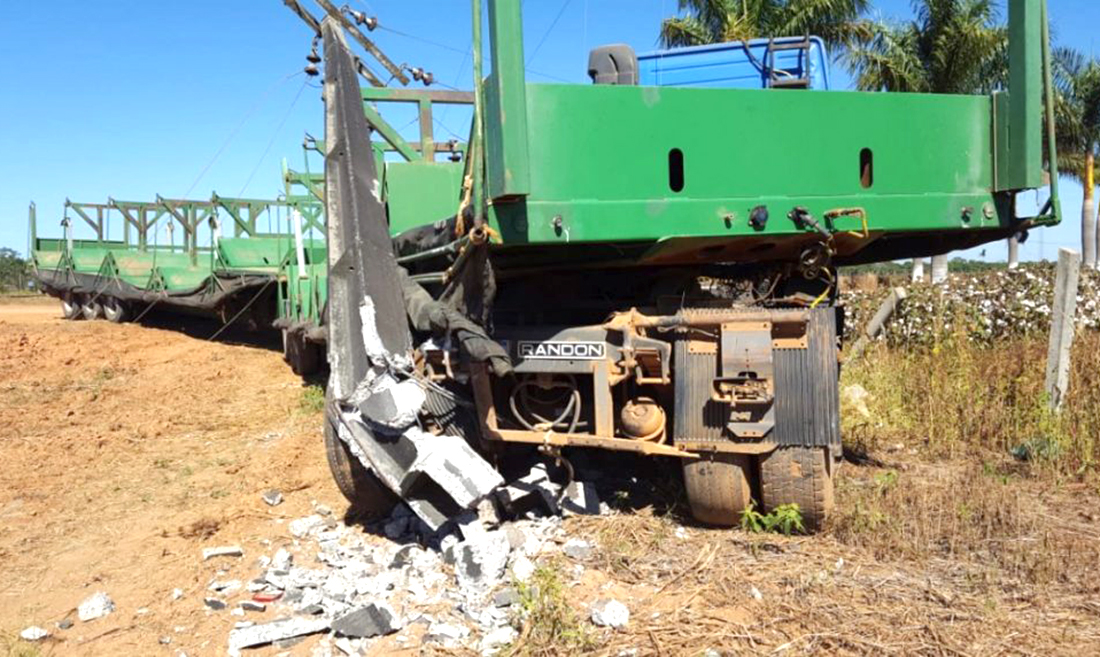 Carreta sai da pista e derruba poste de energia em Sorriso Só Notícias