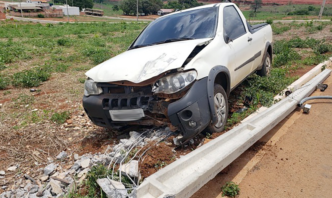 Motorista Perde Controle Atinge E Derruba Poste Em Sorriso S Not Cias