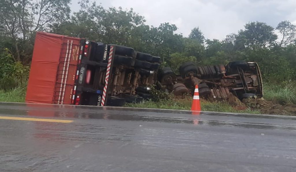 Carreta sai da pista e tomba às margens de rodovia no Médio Norte Só