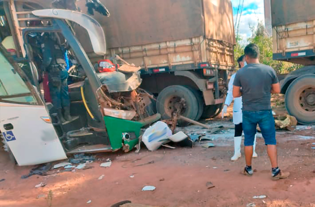 Dois morrem em acidente entre carreta e ônibus que saiu de Mato Grosso