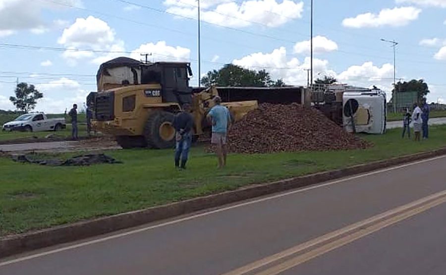 Carreta carregada cavaco tomba na BR 163 em Sinop Só Notícias