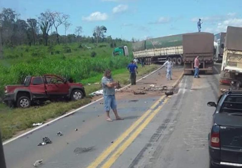 Colisão entre carro e carretas na BR 163 em Nova Mutum deixa dois