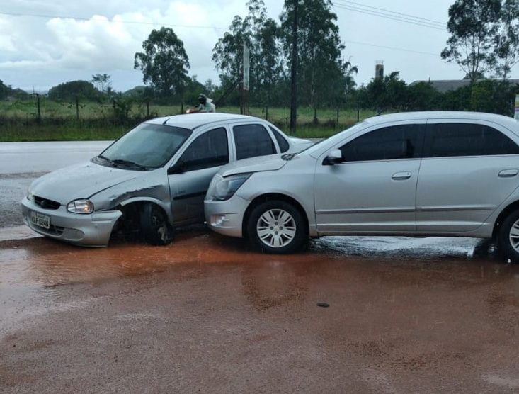 Carros Ficam Danificados Em Colis O Lateral Em Alta Floresta S Not Cias