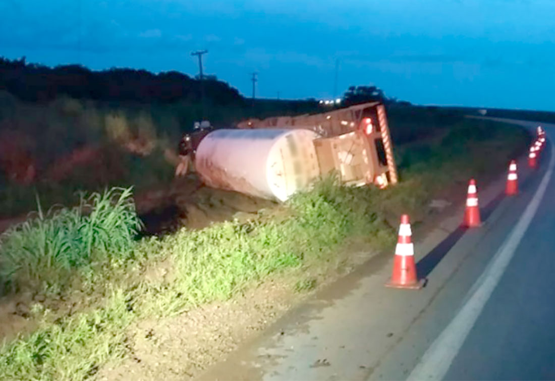 Carreta Tanque Tomba E Deixa 163 Em Lucas Interditada Motorista Ferido