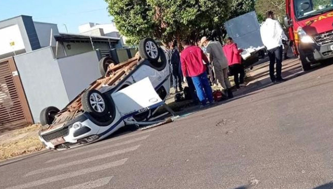 Carro capota após colisão outro em Sinop uma pessoa ferida Só