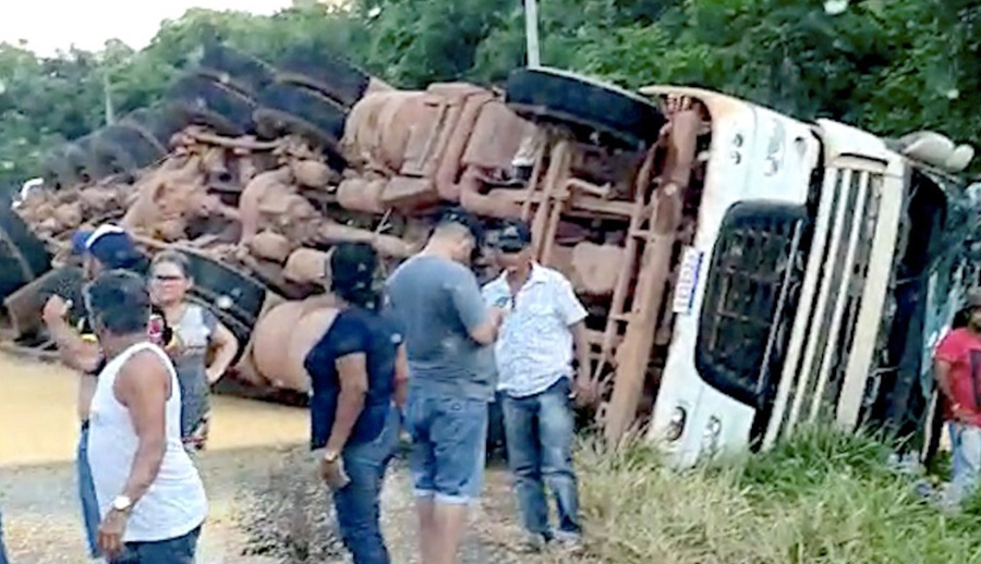 Carreta Carregada Milho Tomba Em Rodovia No Nort O E Motorista Fica