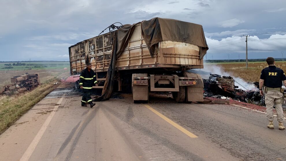 Acidente Carretas E Carro Entre Sinop E Ita Ba Deixa Um Morto Br