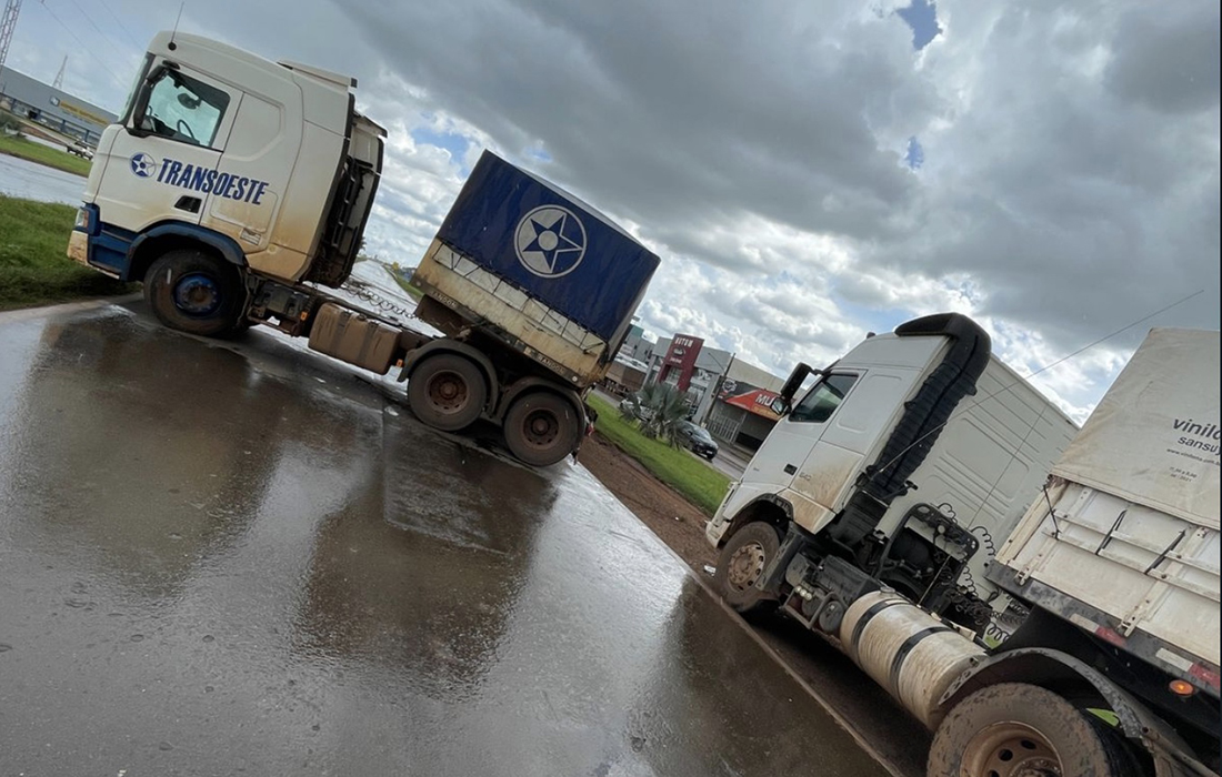 Carreta Desliza Na Pista E Atinge Outra Na Br Em Nova Mutum S