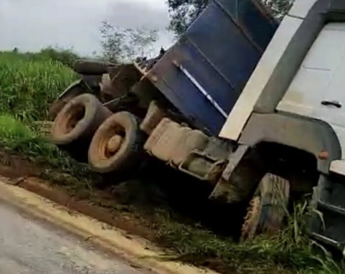 Sinop Soja Cai Na BR 163 Carreta Tomba E Motociclista Cai Pista