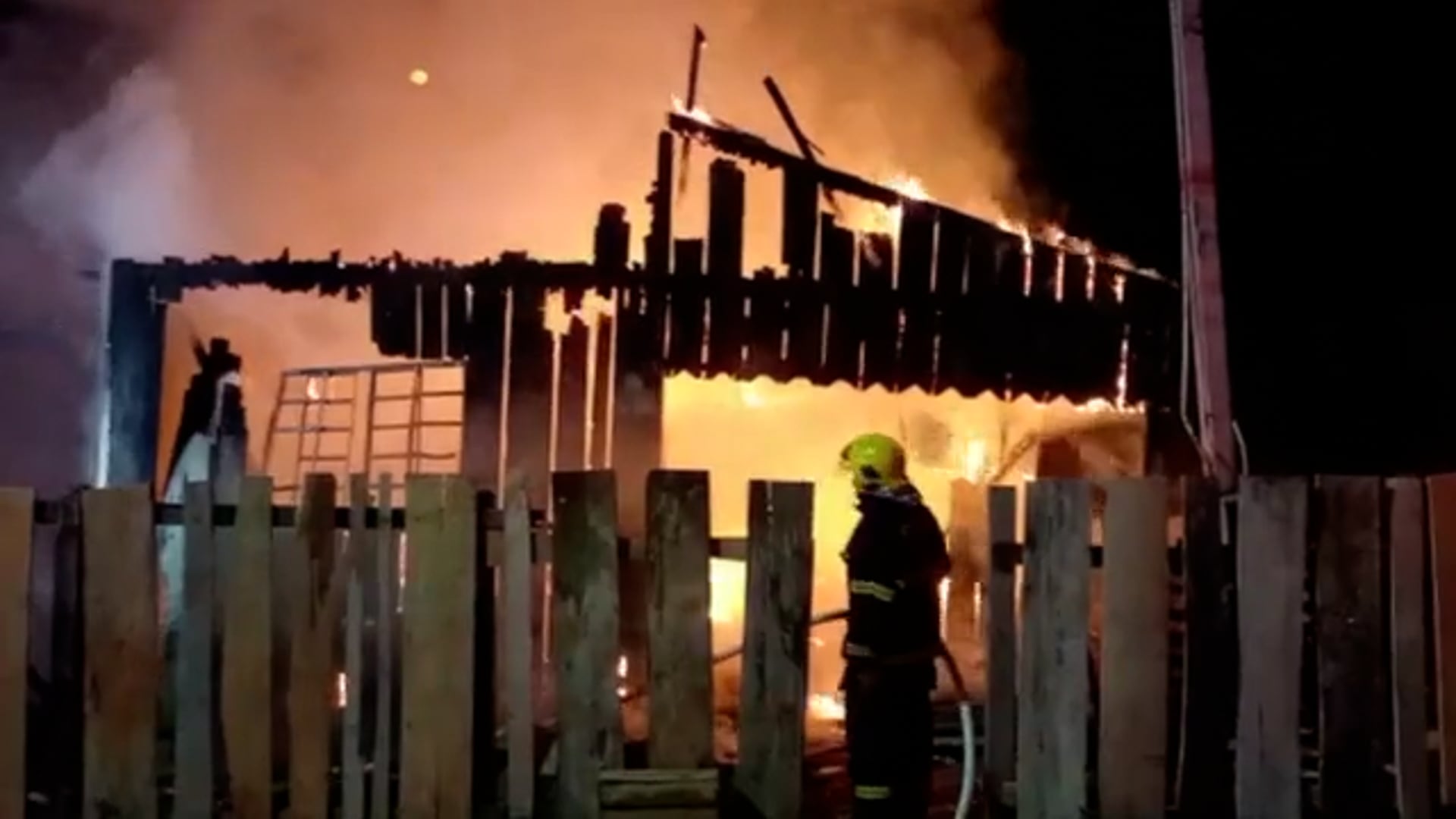 Casa de madeira é destruída pelo fogo em Sinop Só Notícias