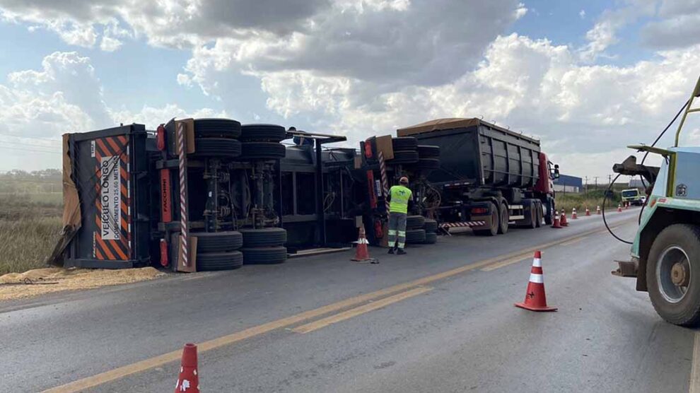 Vagão de carreta tomba e BR 163 entre Sorriso e Lucas do Rio Verde fica