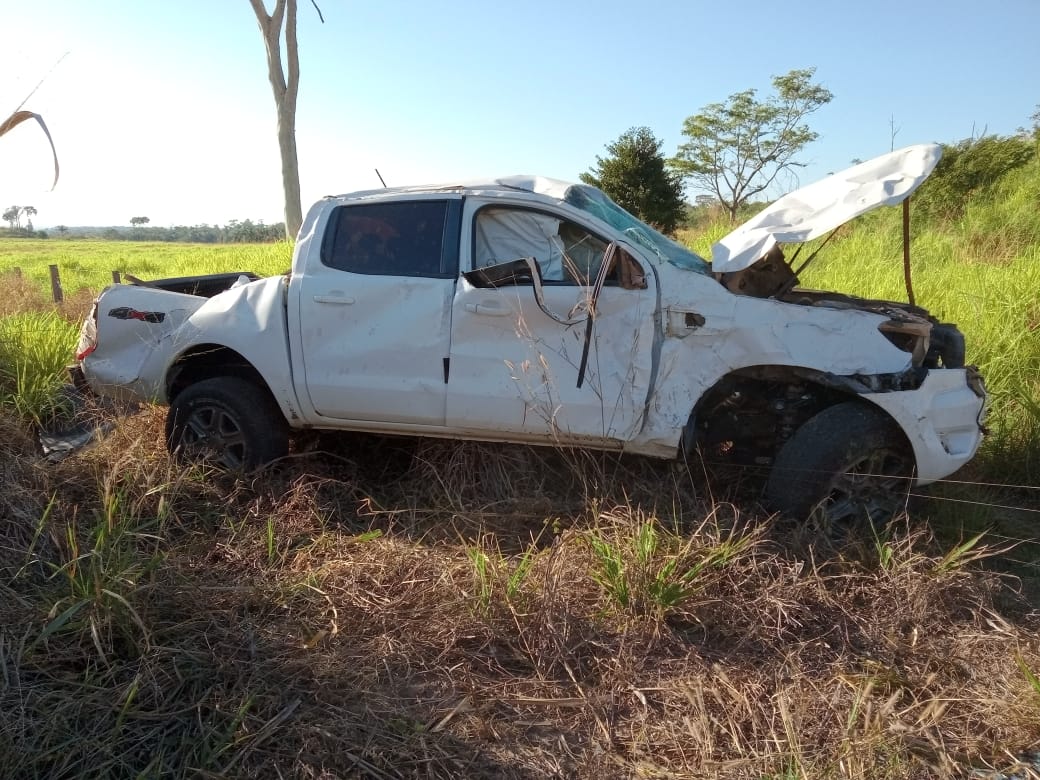 Caminhonete fica destruída em capotamento na MT 320 em Colíder Só