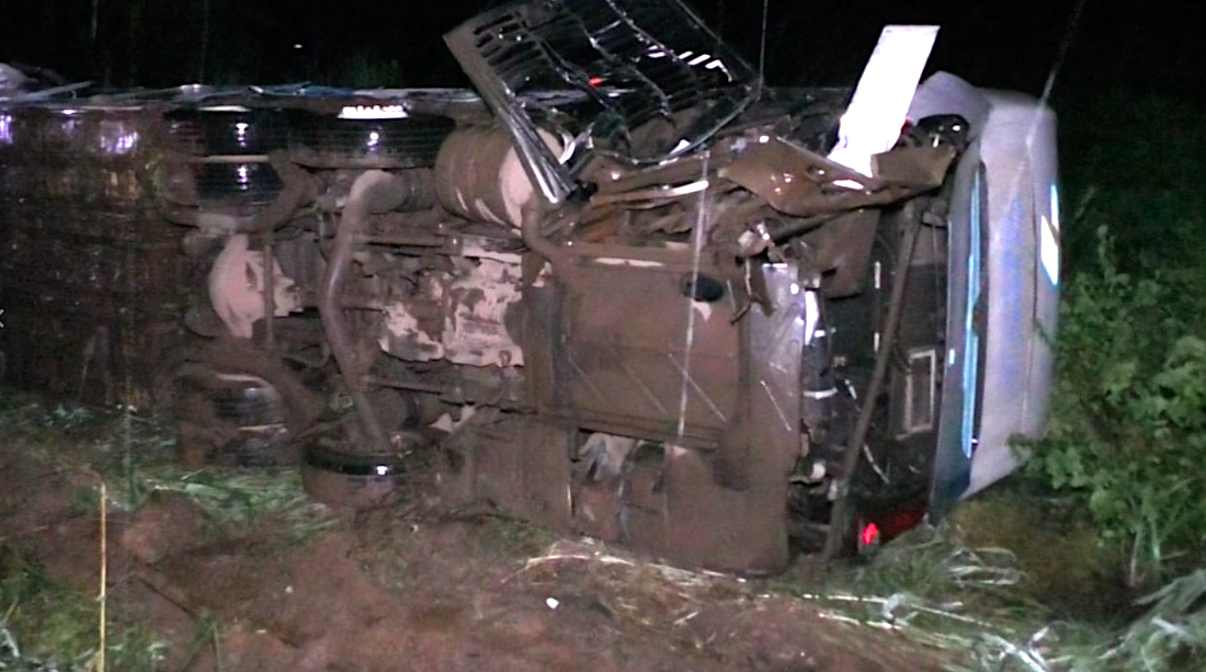 Identificado motorista morto em acidente entre ônibus e carreta na BR