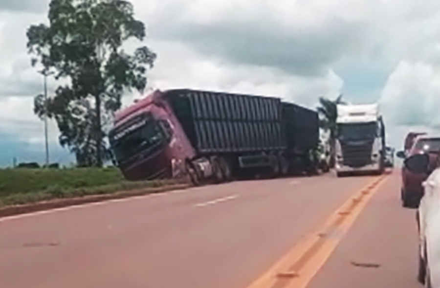 Condutor é fechado e carreta fica pendurada em viaduto na BR 163 em