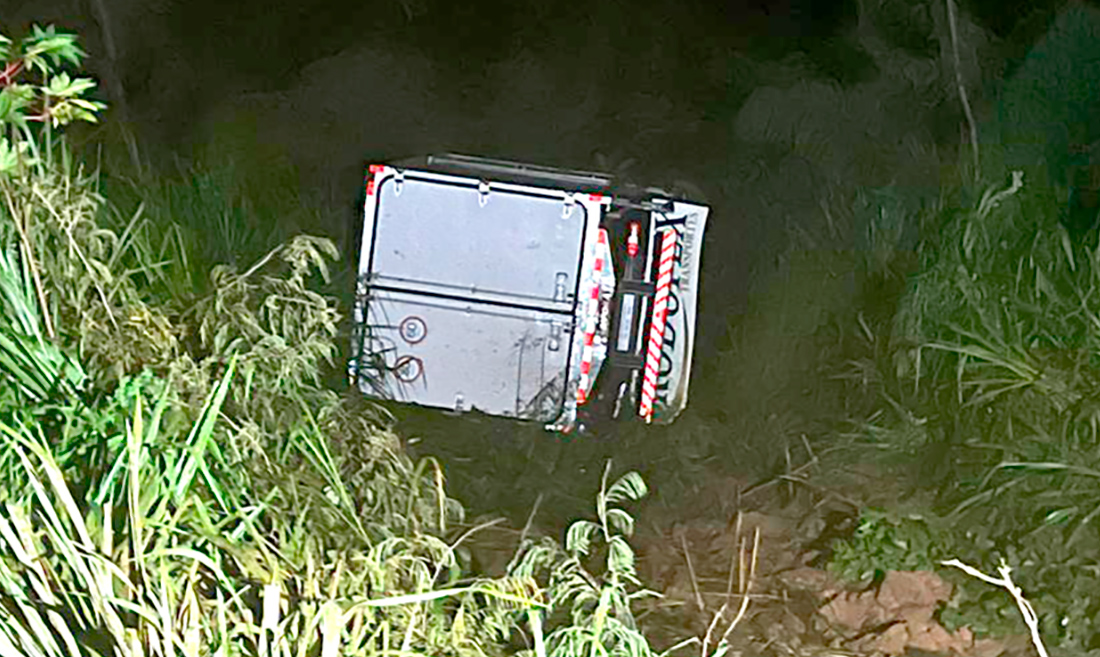 Motorista Perde Controle Caminh O Sai Da Pista E Tomba Em Rodovia De