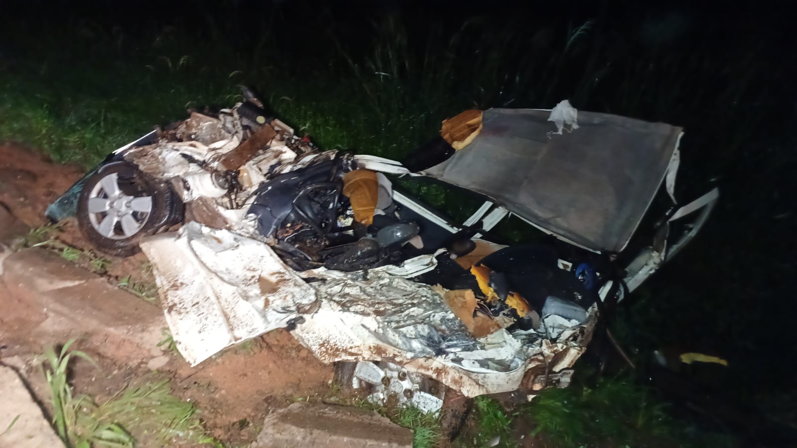 Carro fica completamente destruído em colisão carreta na BR 163