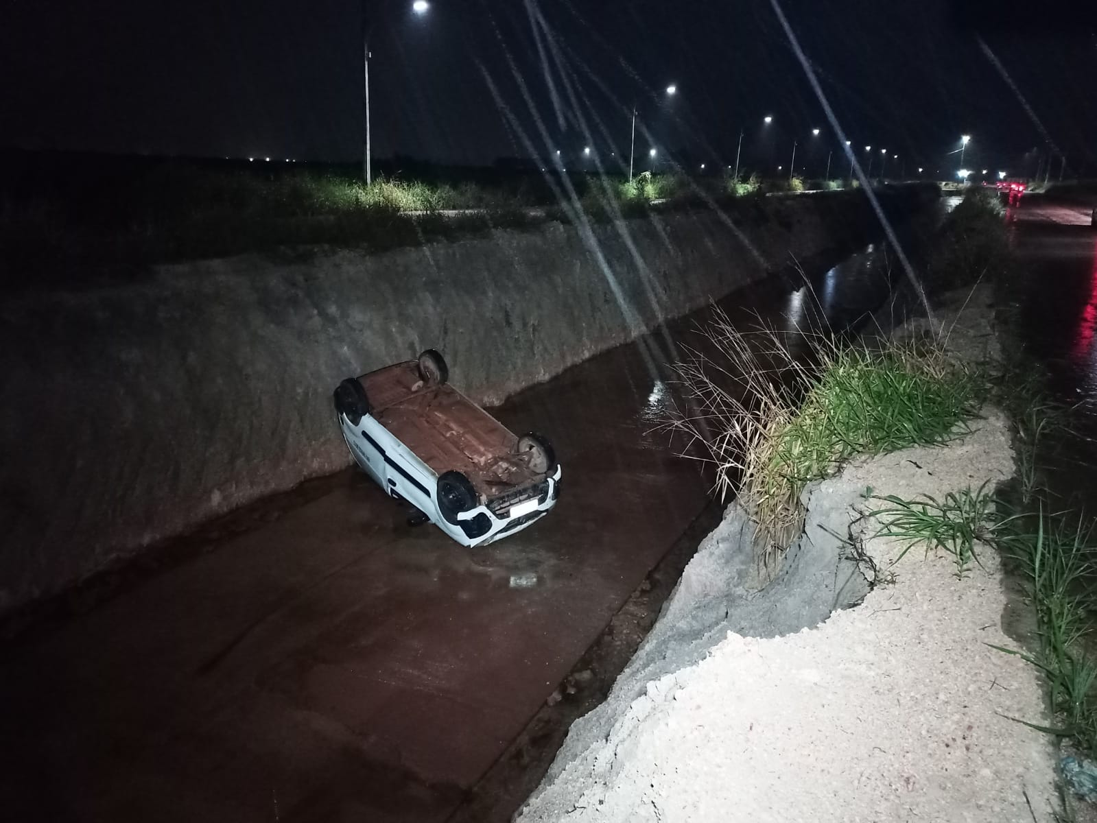 Motorista Perde Controle E Carro Cai Em Vala De Escoamento Em Sinop