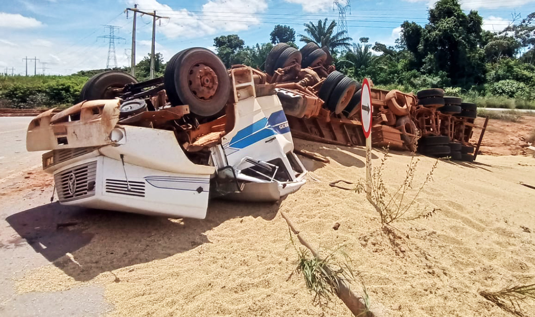 Carreta Carregada Soja Sai De Pista E Tomba Na Mt No Nort O