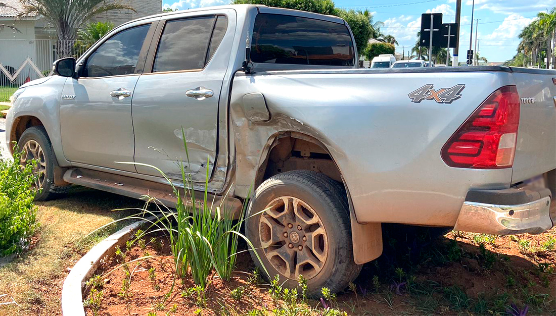 Sorriso Condutor Perde Controle De Caminhonete E Sobe Canteiro Em