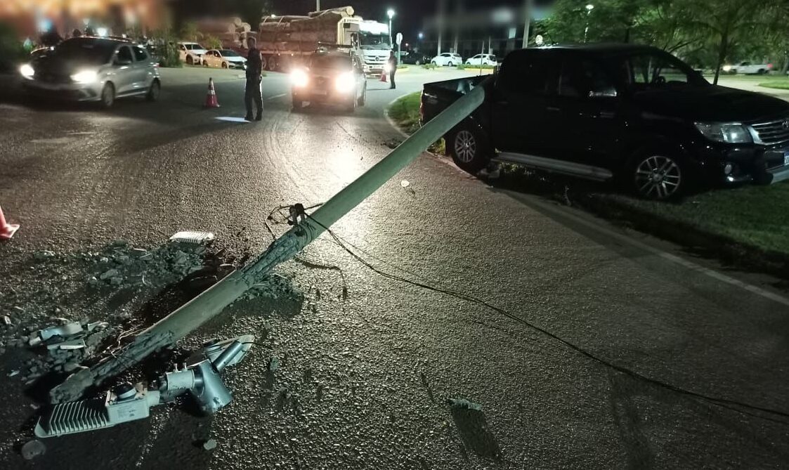 Condutor é fechado perde controle de caminhonete e atinge poste em