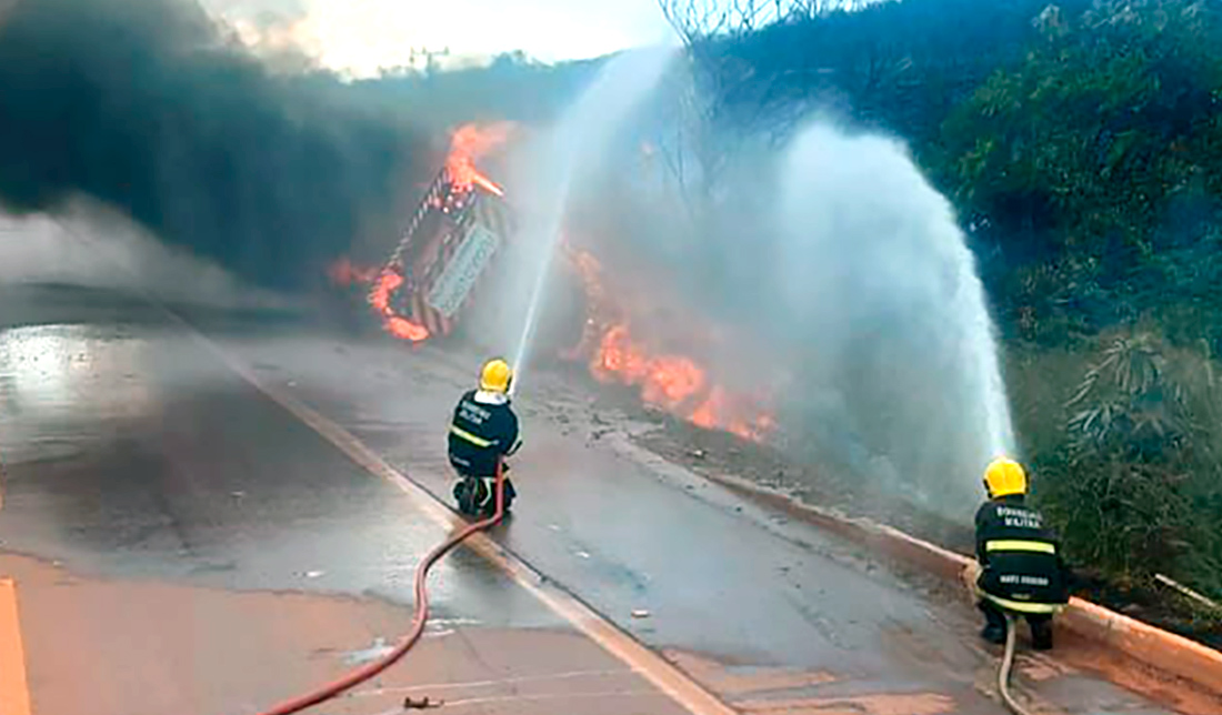 Carreta Carregada Combust Vel Tomba E Pega Fogo Na Pr Ximo A