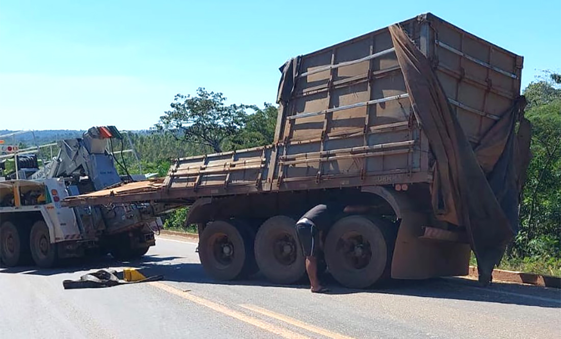 Vag O De Carreta Carregada De Gr Os Tomba E Interdita Br Pr Ximo A