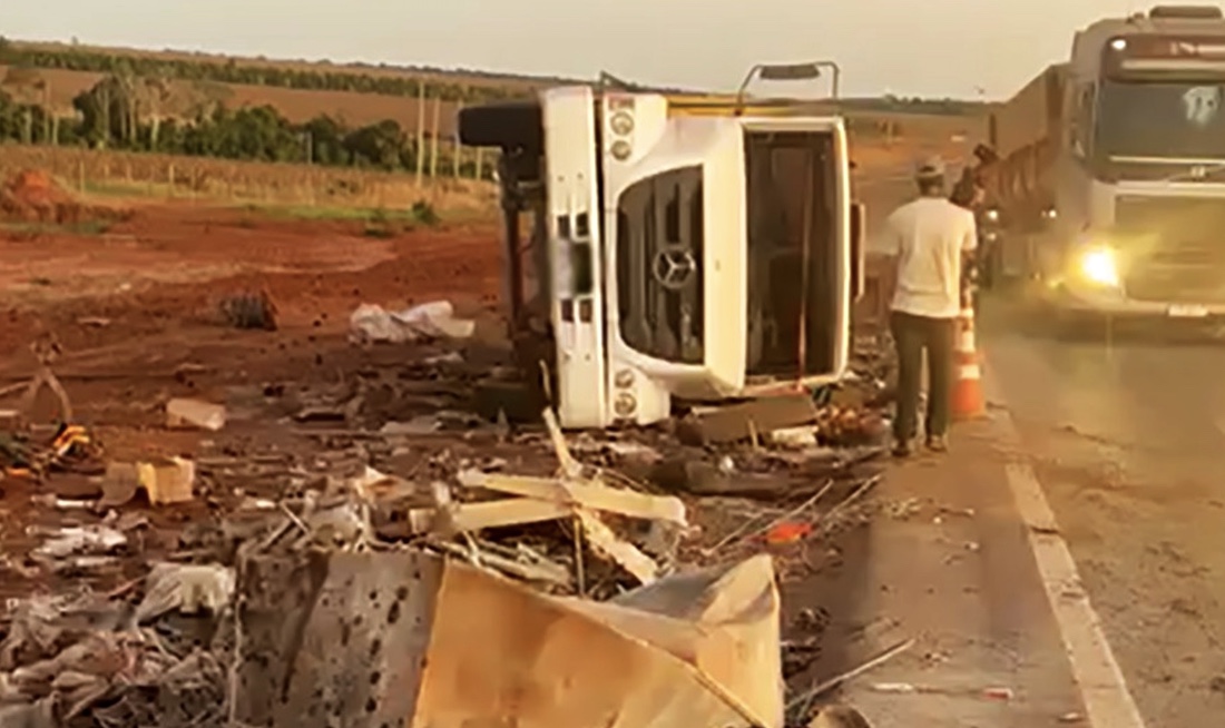 Caminhão tomba na BR 163 entre Sinop e Itaúba três feridos Só Notícias