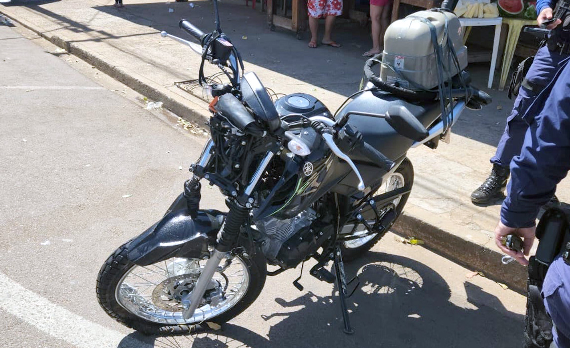 Dois carros e moto se envolvem em colisão em bairro de Sinop um ferido