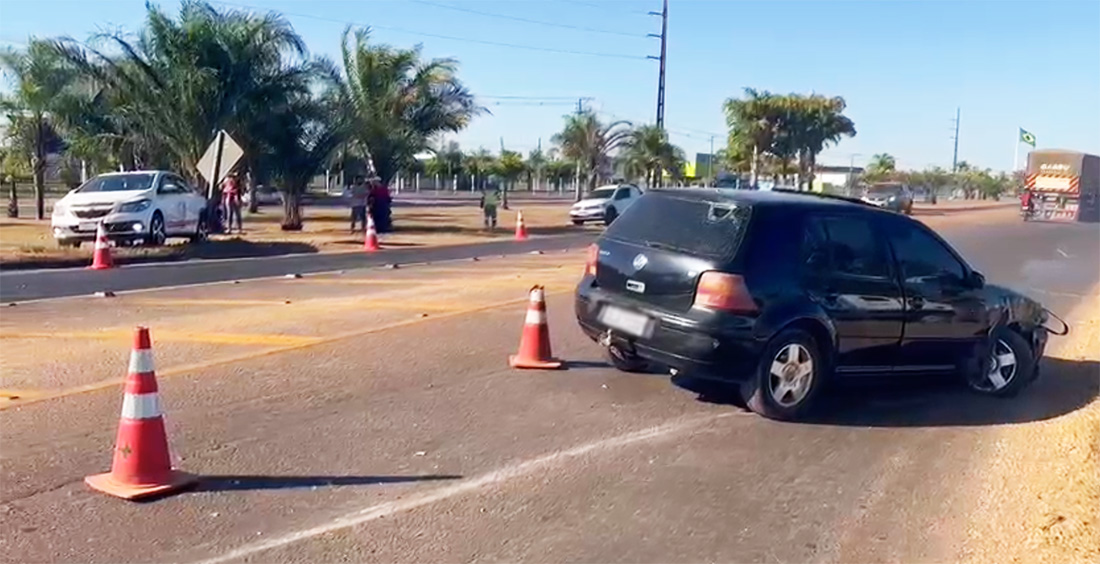 Carro roda na pista após colisão outro na BR 163 em Sinop Só Notícias