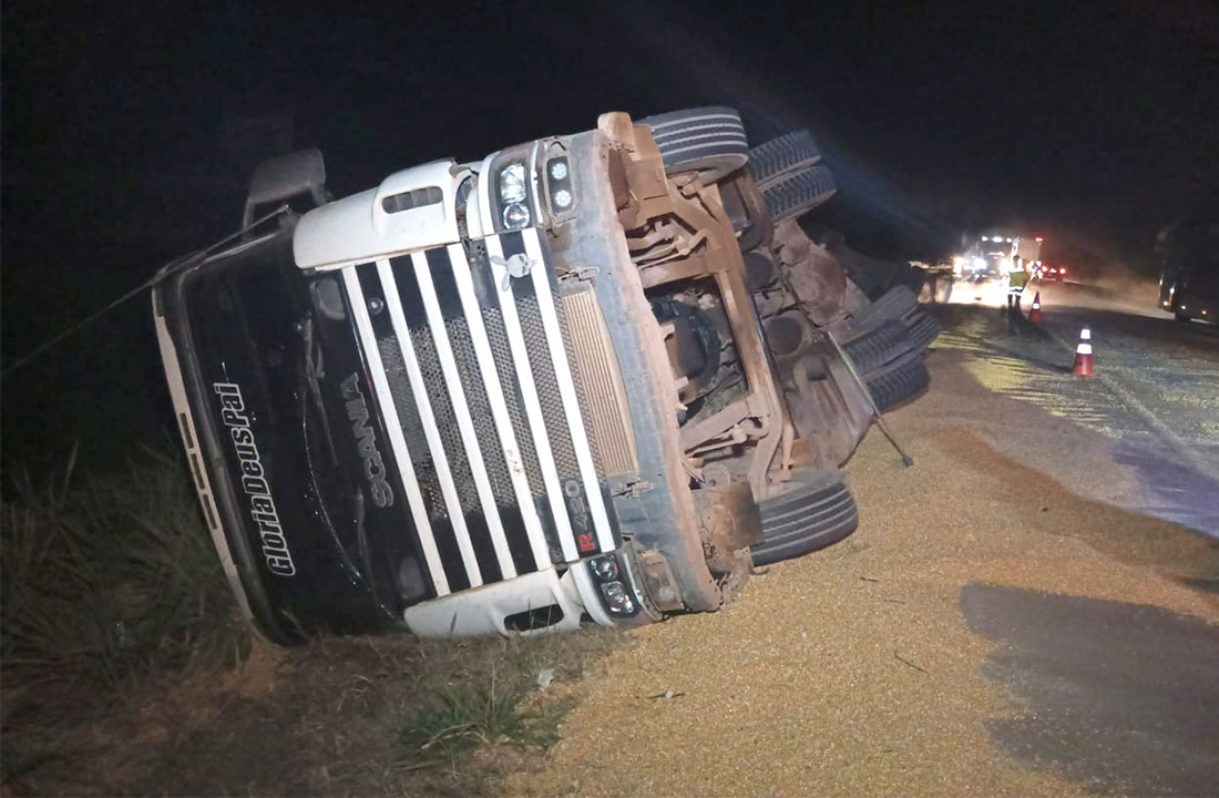 Sinop motorista perde o controle e carreta carrega grãos tomba na