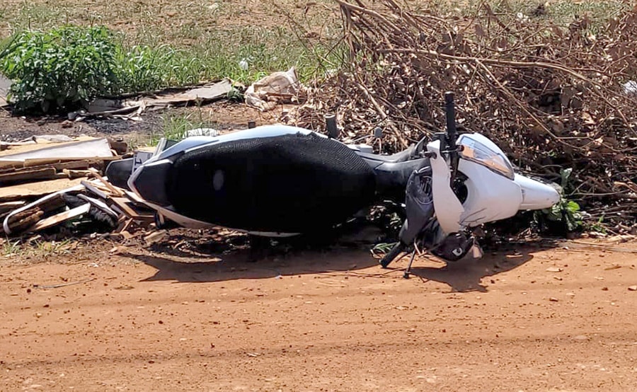 Motociclista Fica Ferido Ao Colidir Em Poste Derrubado Por Outro