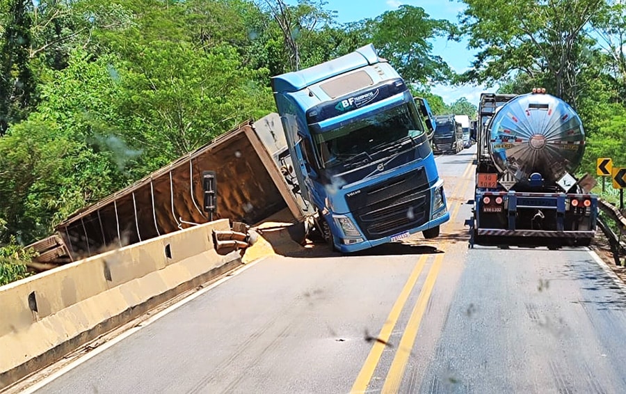 Carreta tomba em ponte e vagão fica pendurado em rodovia de Mato