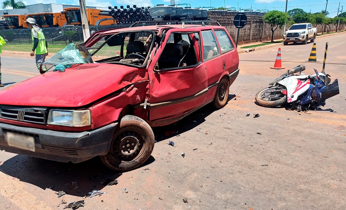 Homem Socorrido Ap S Violenta Colis O Entre Moto De Alta Cilindrada E