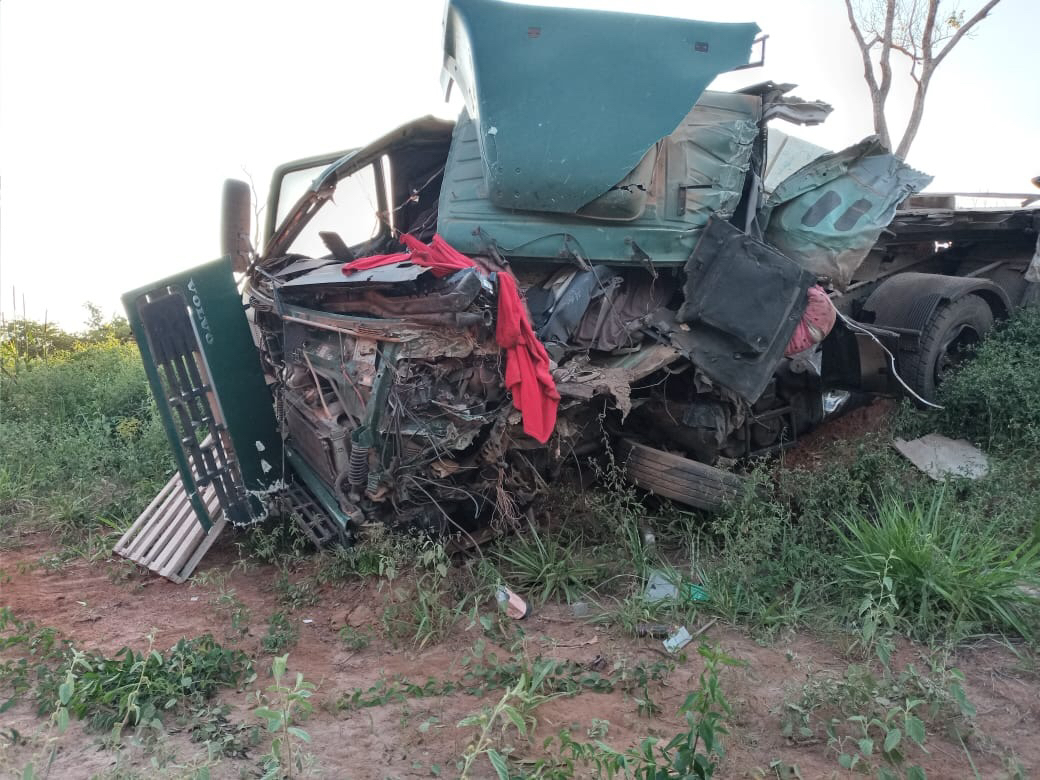 Motorista morre preso às ferragens em colisão entre duas carretas em