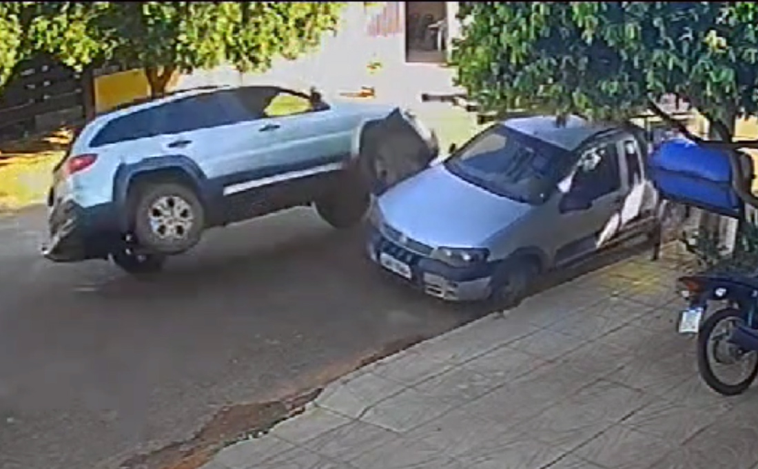 Carro Bate Em Outro Estacionado E Tomba Em Sinop Assista S Not Cias