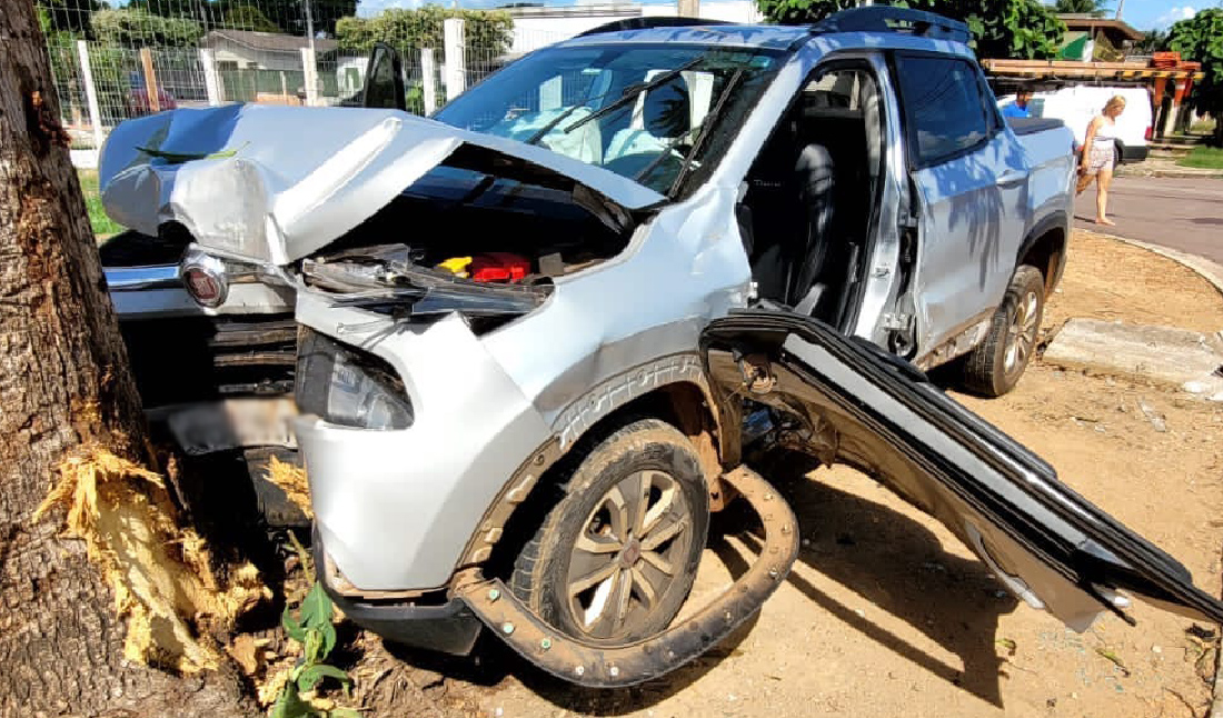 Sinop condutor perde controle de carro e bate em árvore após colisão