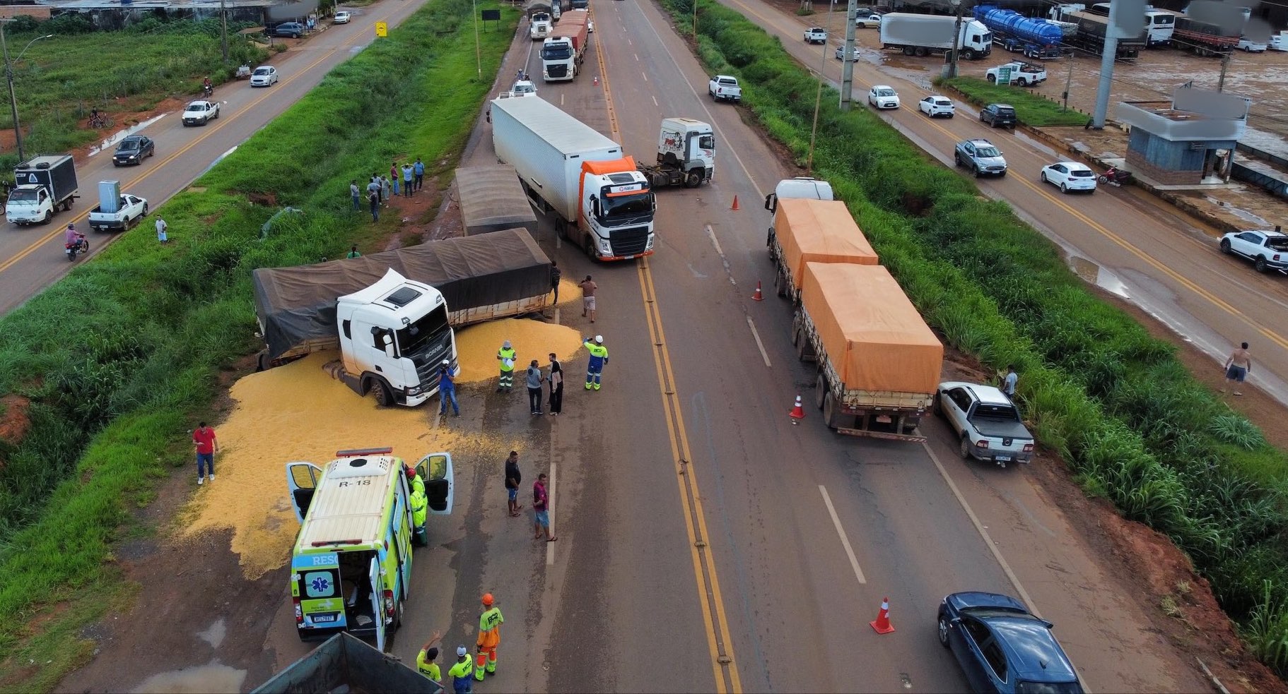 Duas carretas e carro se envolvem em acidente na BR 163 em Sinop vídeo