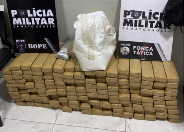 Pol Cia Apreende Tabletes De Maconha Coca Na E Mais De Por Es