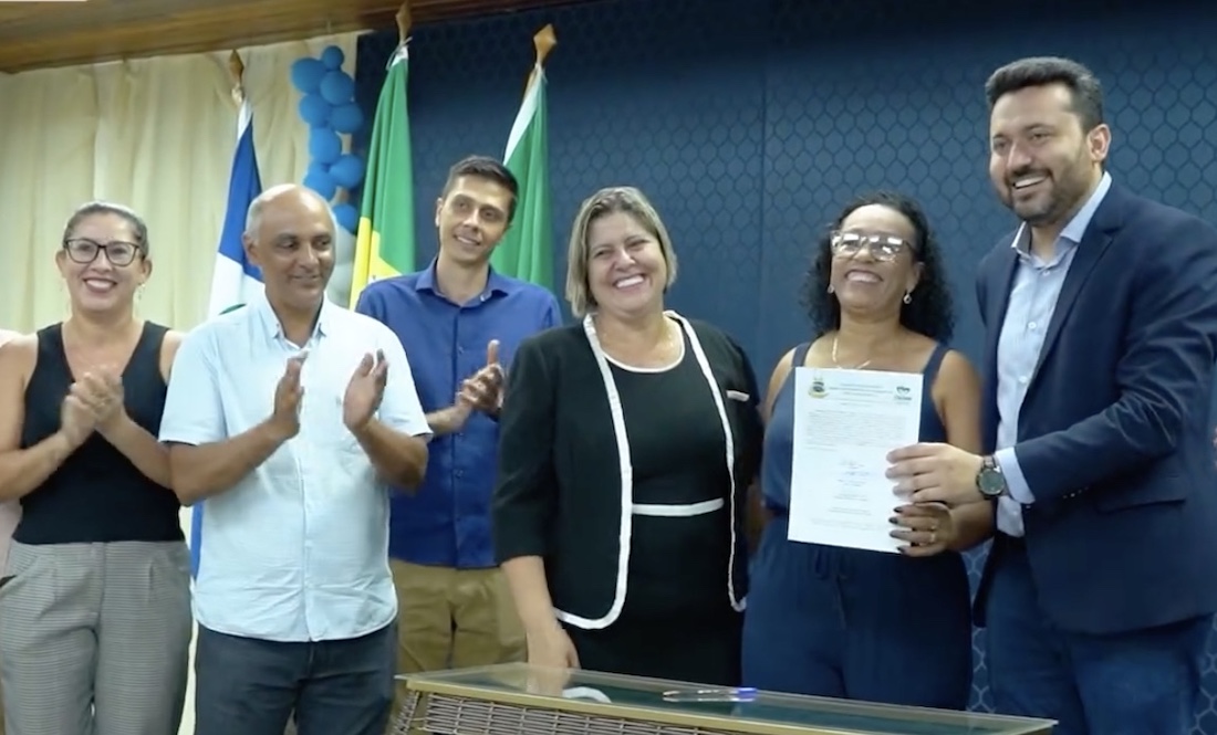 Prefeito Empossa Servidores Aprovados Em Concurso Em Col Der S Not Cias