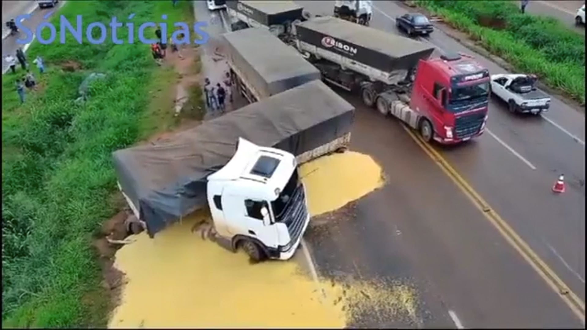 Duas Carretas E Carro Se Envolvem Em Acidente Na Br Em Sinop S