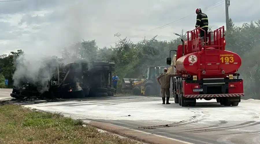 Carreta Carregada Tomba E Pega Fogo Em Rodovia De Mato Grosso S Not Cias