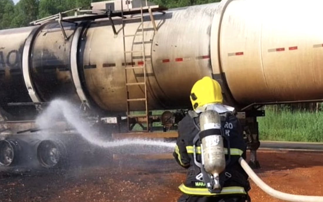 Carreta carregada combustível pega fogo e interdita BR 163 em Nova