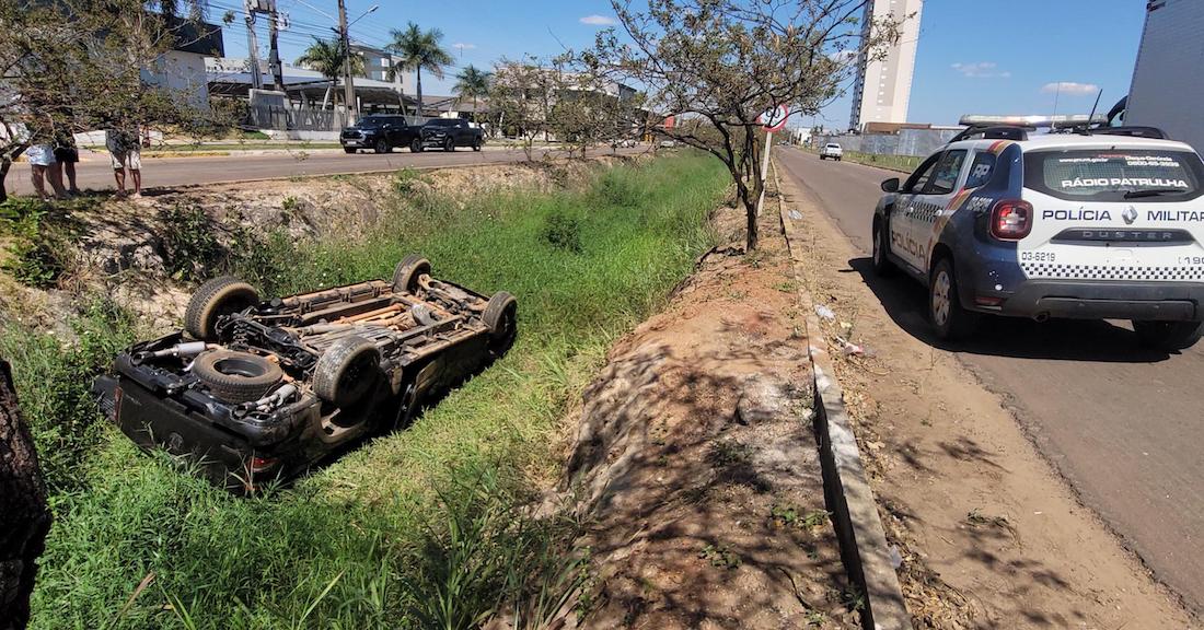 Motorista Perde Controle E Caminhonete Capota Em Vala De Escoamento Em